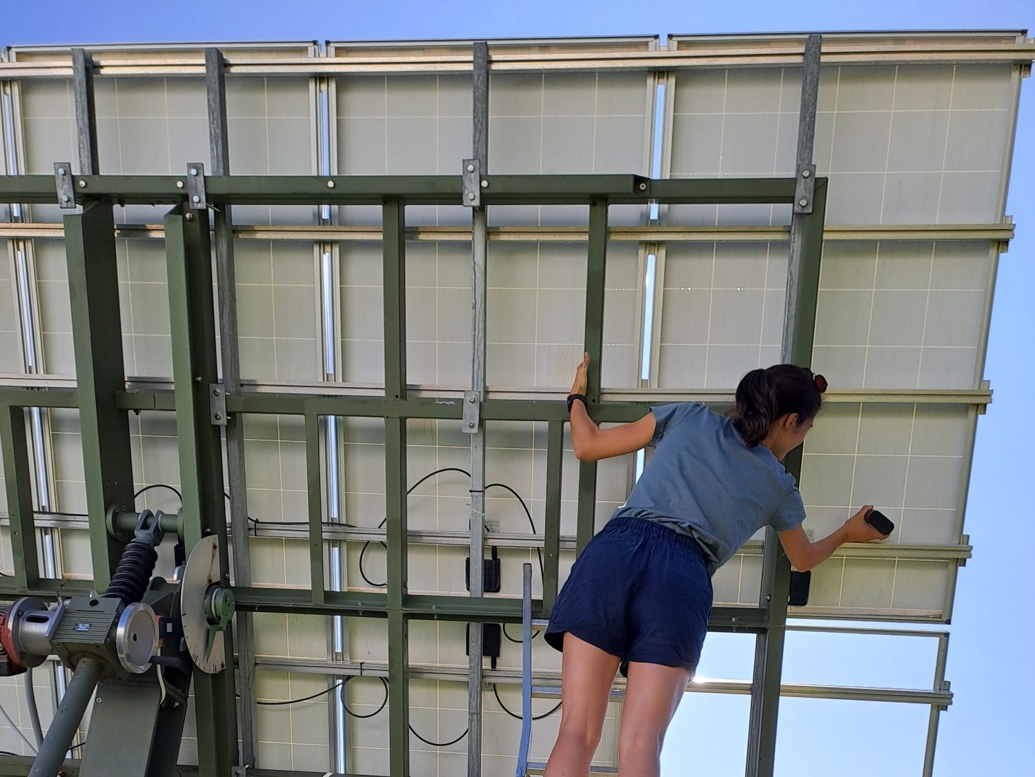 Forscherin bei der Messung an PV-Modulen