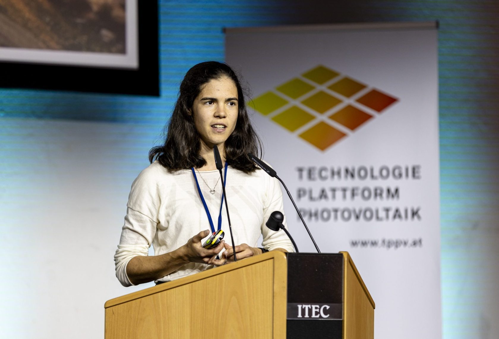 Frau vor Rednerpult bei einem Vortrag