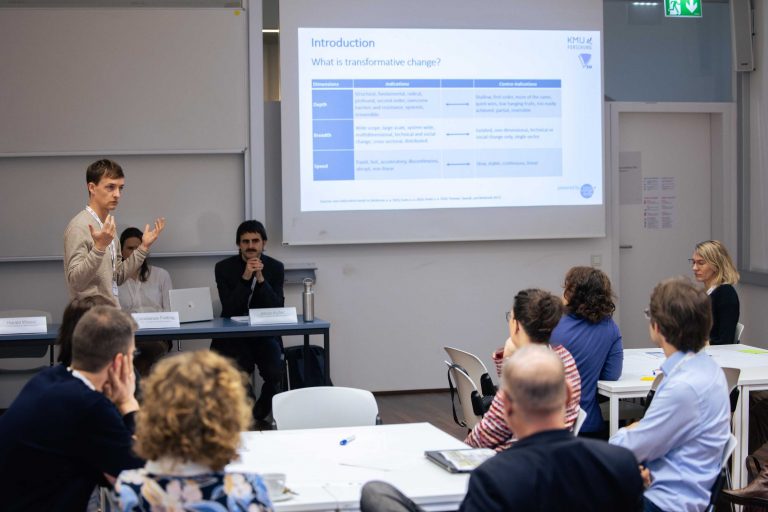 Mehrere Personen bei einem Workshop