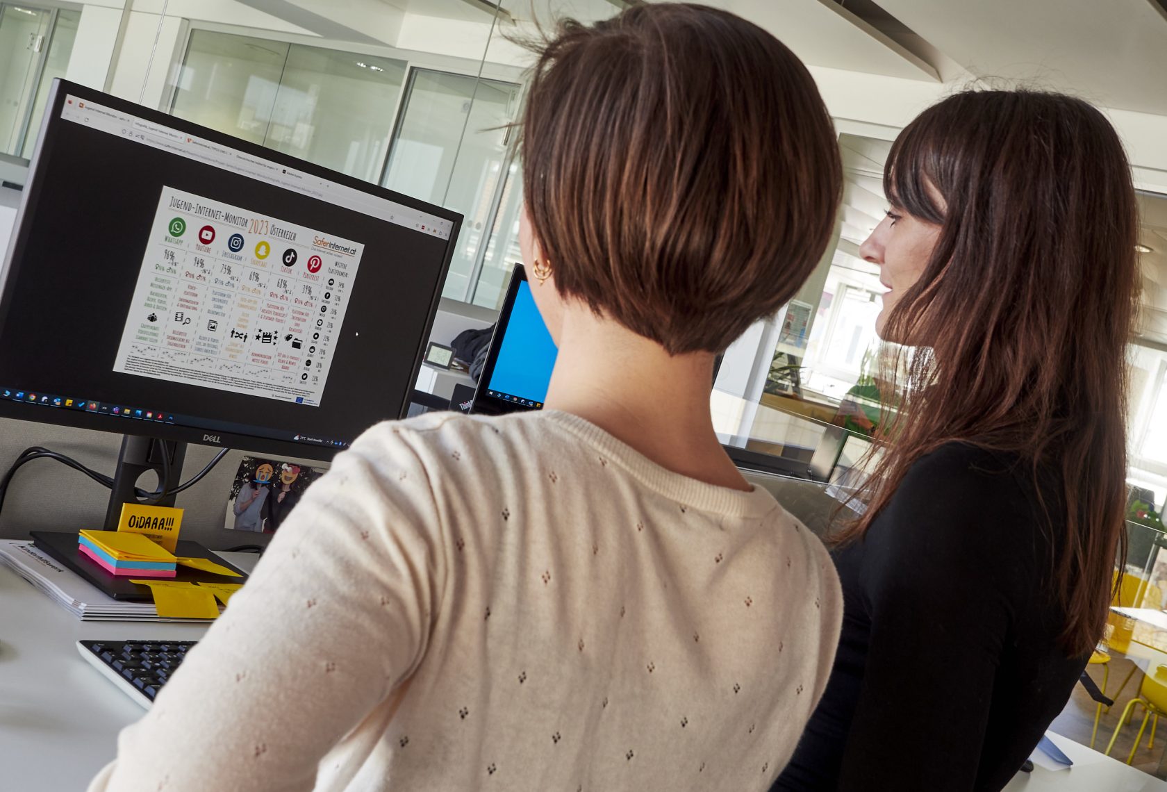 ÖIAT - StopFraud Zwei Frauen vor einem Computer-Bildschirm