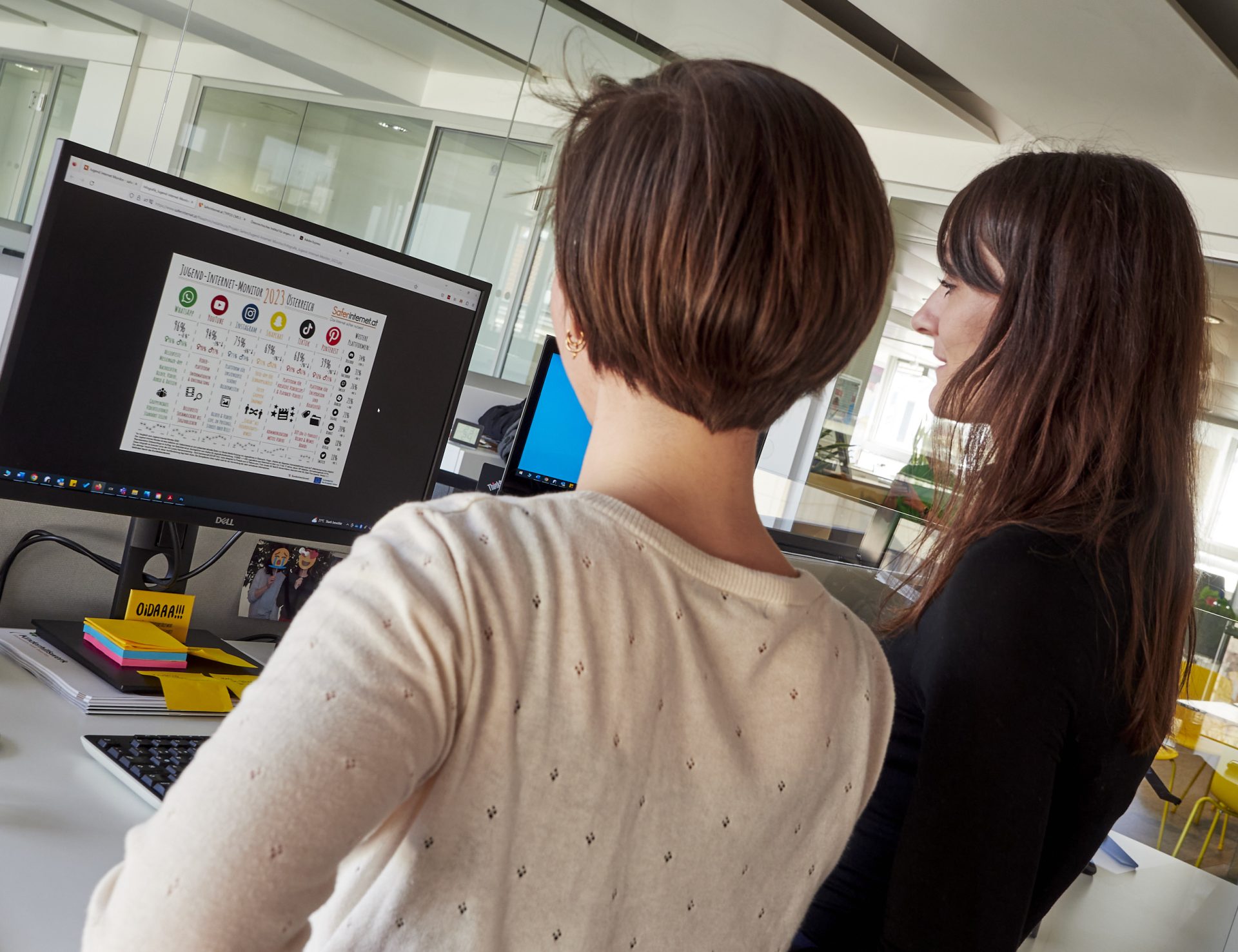 ÖIAT - StopFraud Zwei Frauen vor einem Computer-Bildschirm