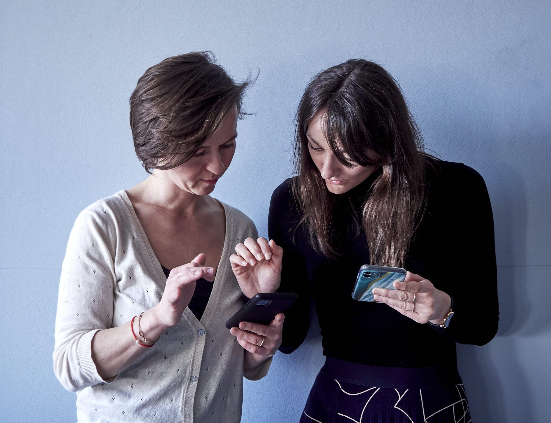 ÖIAT - StopFraud Zwei Frauen mit Smartphones