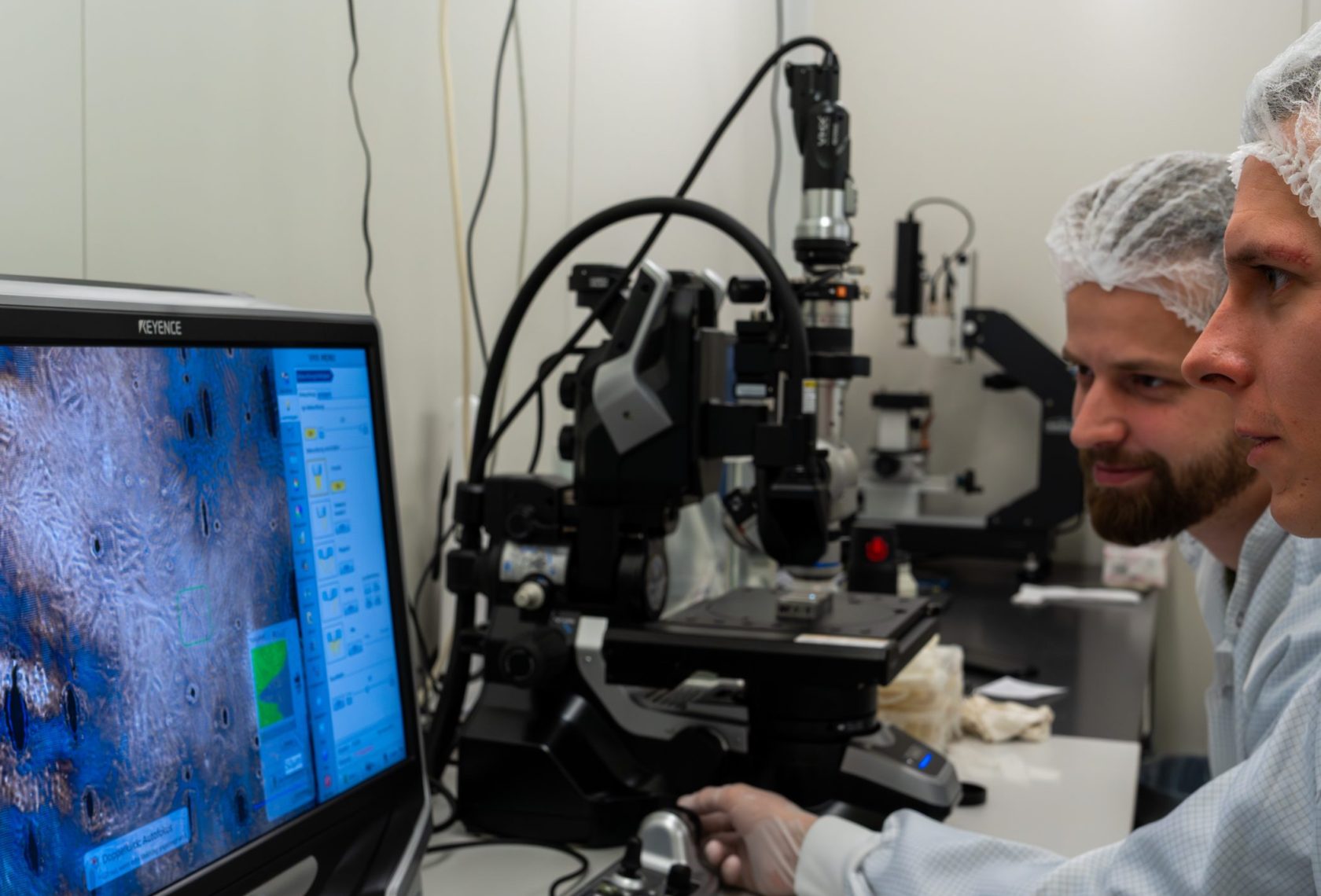 Zwei Forscher vor einem Computer-Bildschirm bei der Materialanalyse