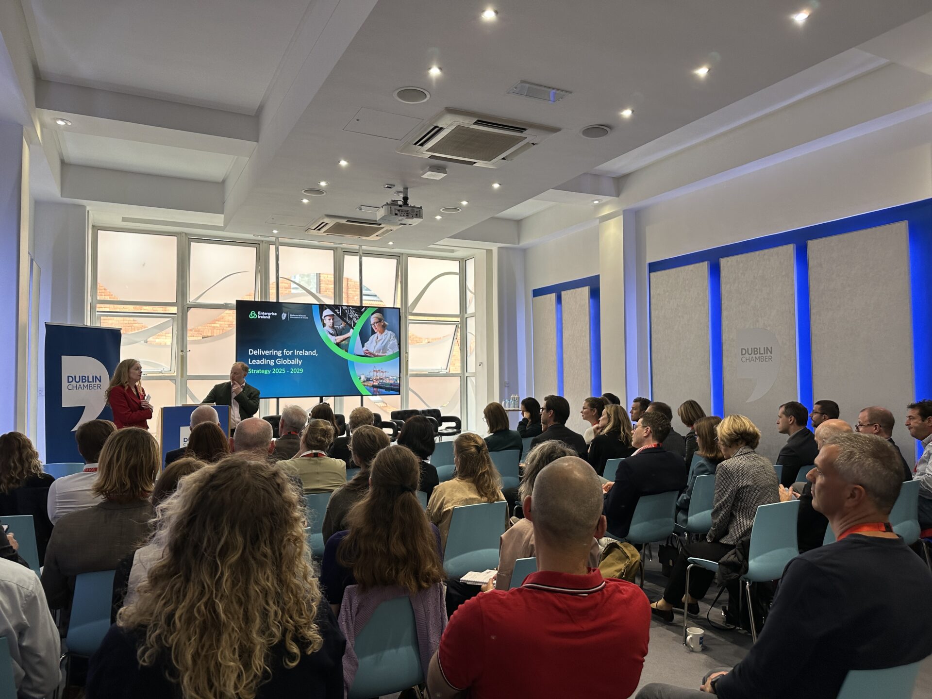 40 Personen bei einem Vortrag