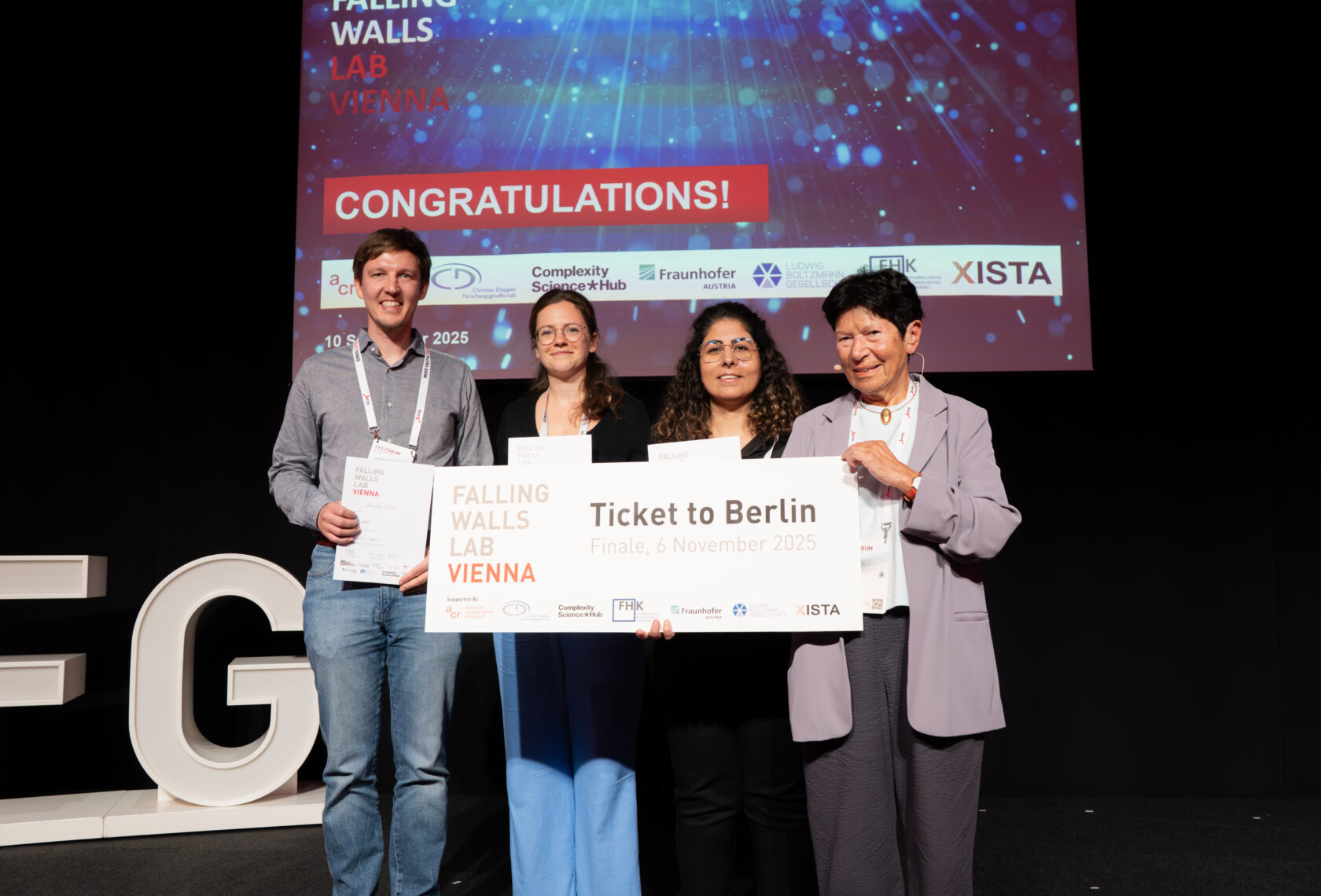 Menschen auf der Bühne bei einer Preisverleihung