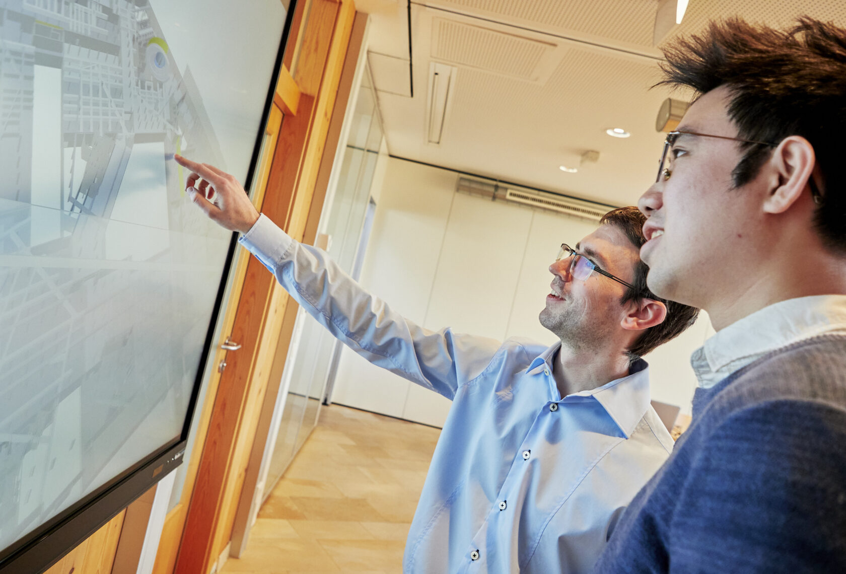 Zwei Personen vor einem Bildschirm