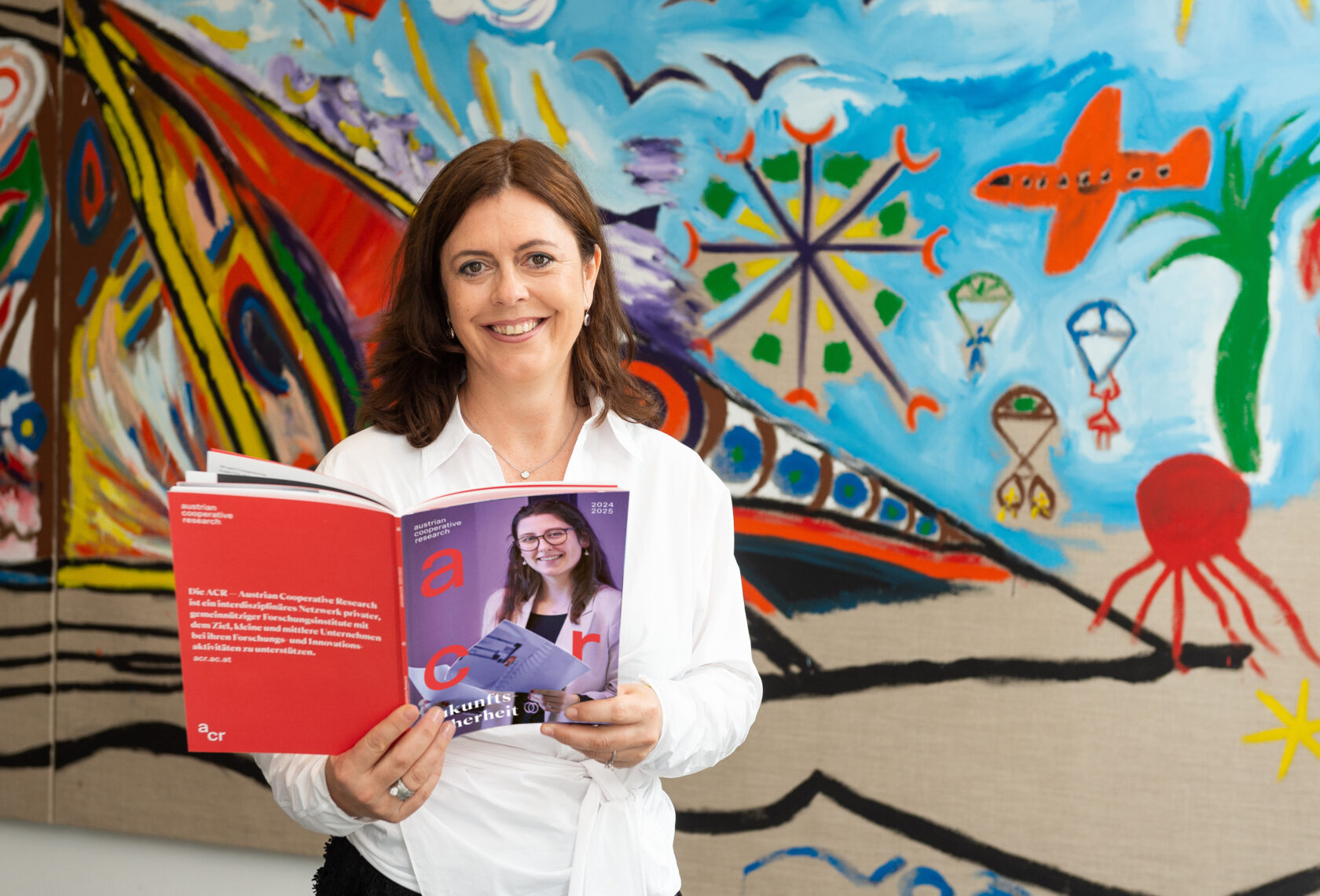 Frau mit Magazin in der Hand