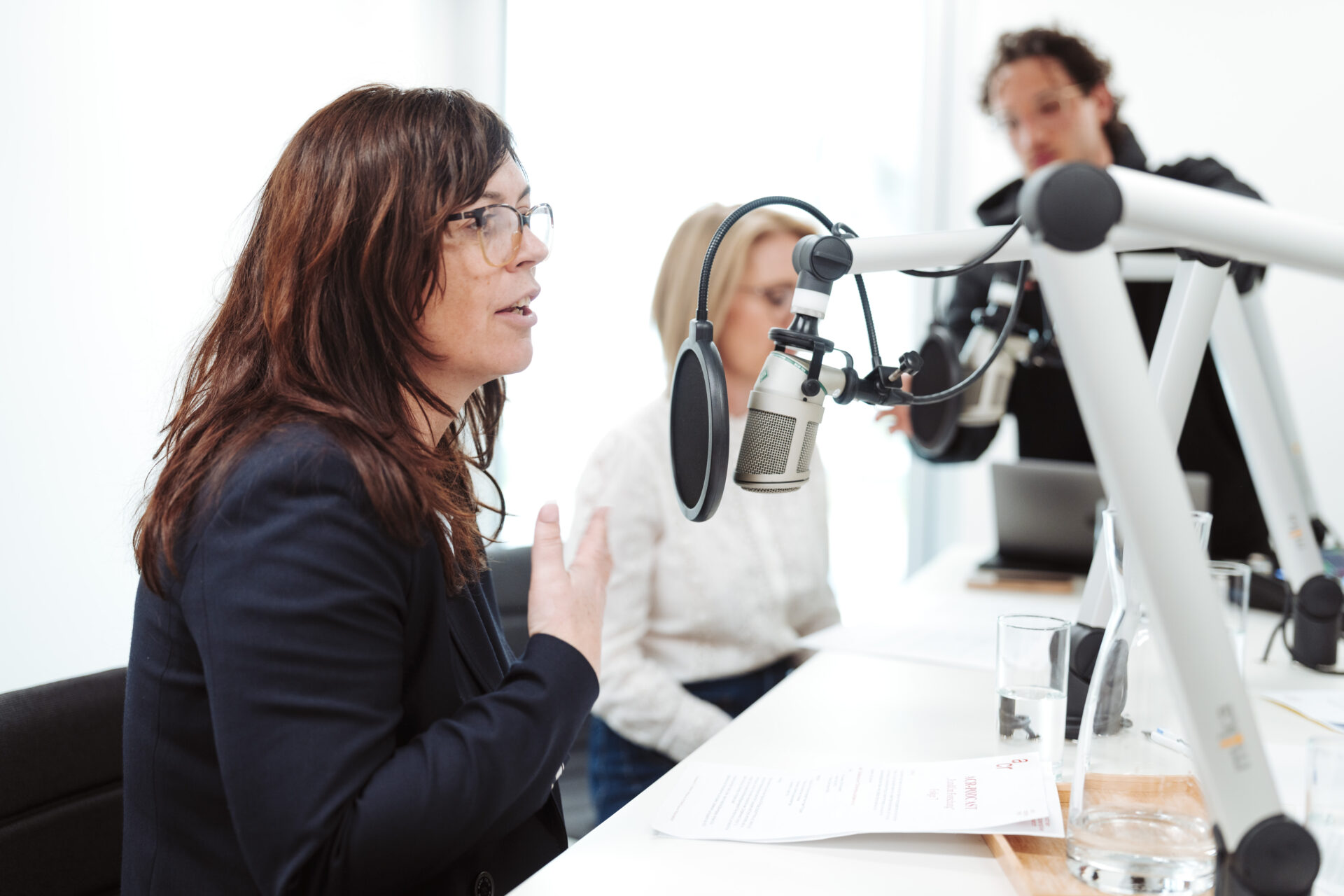 Frau bei der Aufnahme eines Podcasts