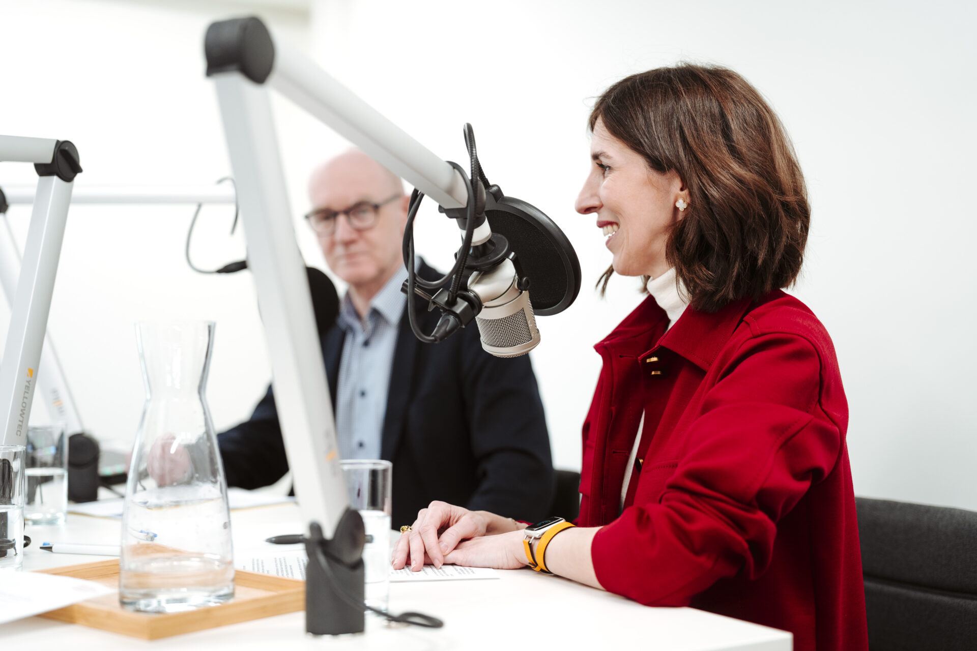 Frau bei der Aufnahme eines Podcasts