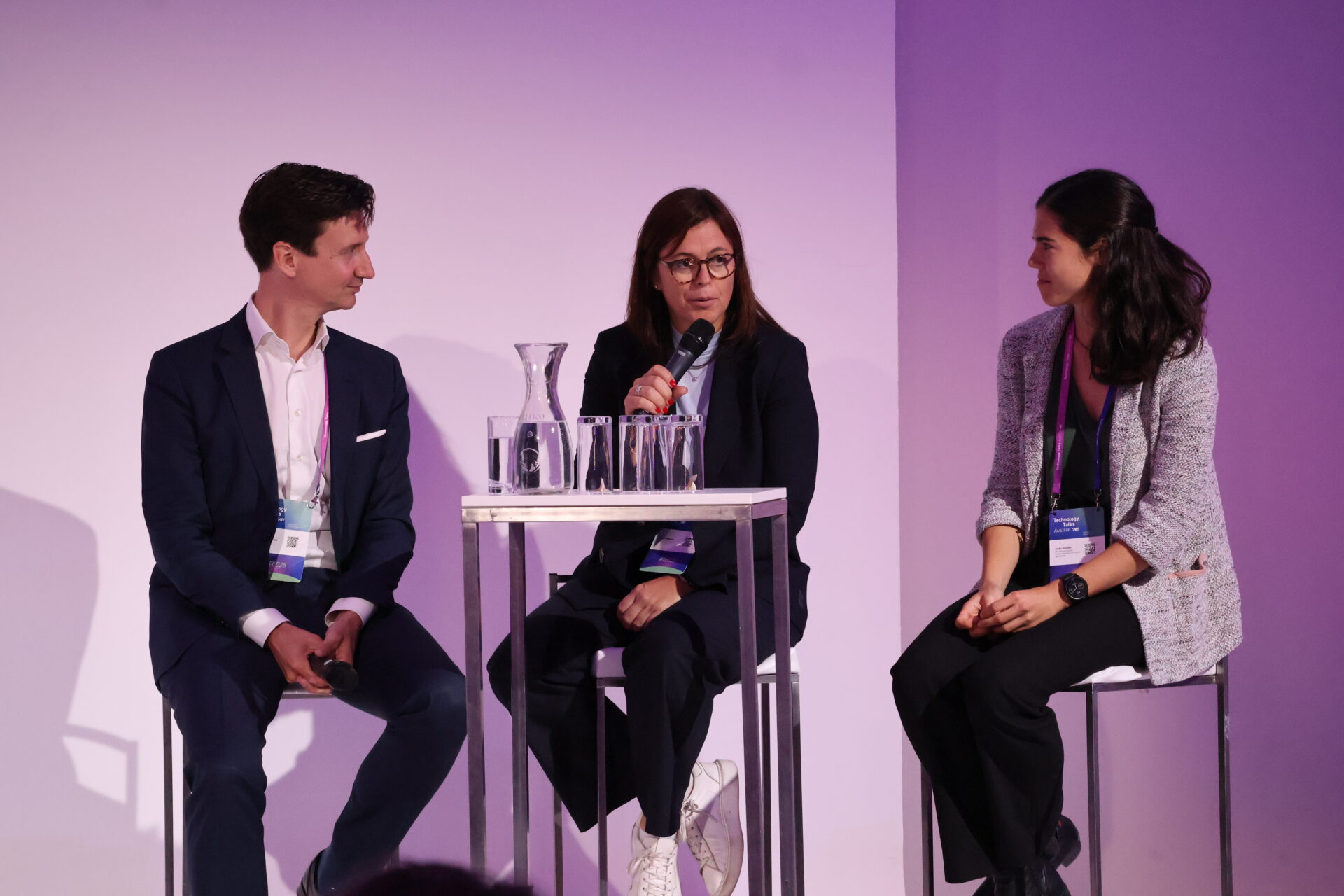 3 Personen bei einer Podiumsdiskussion