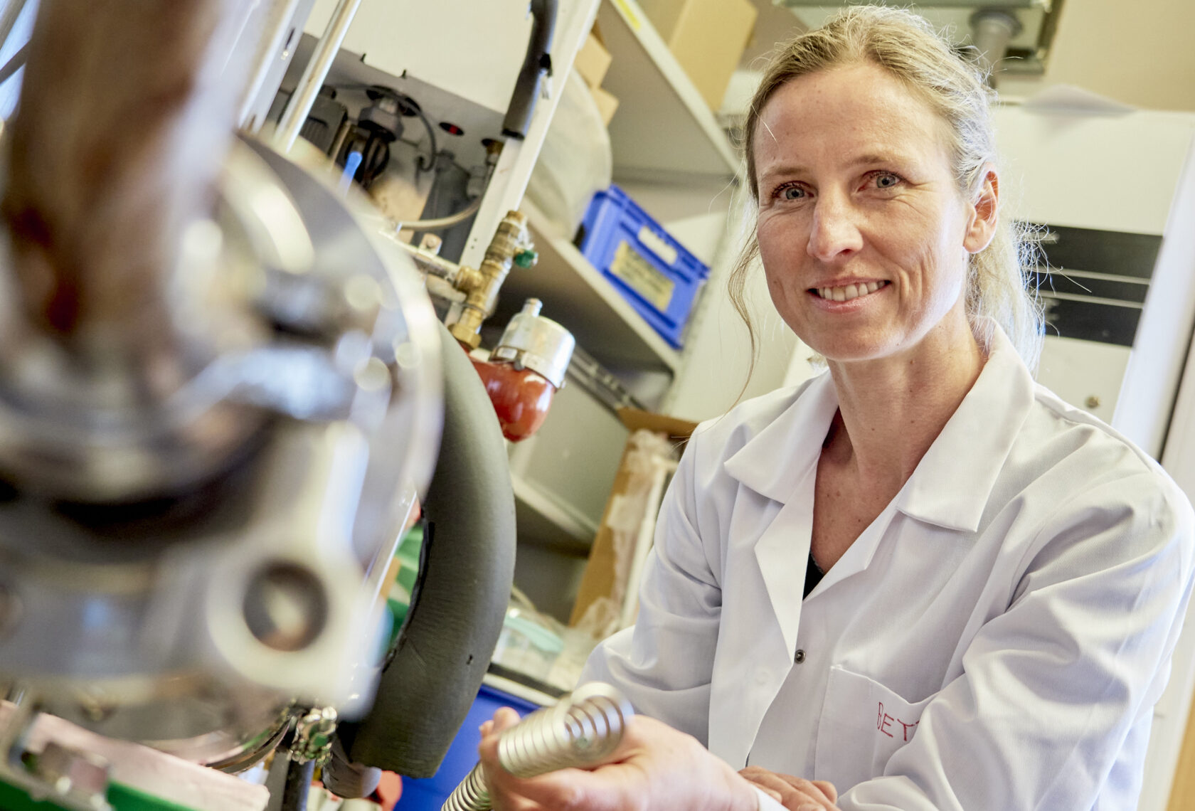Einblick in ein Labor mit Forscherin im Vordergrund