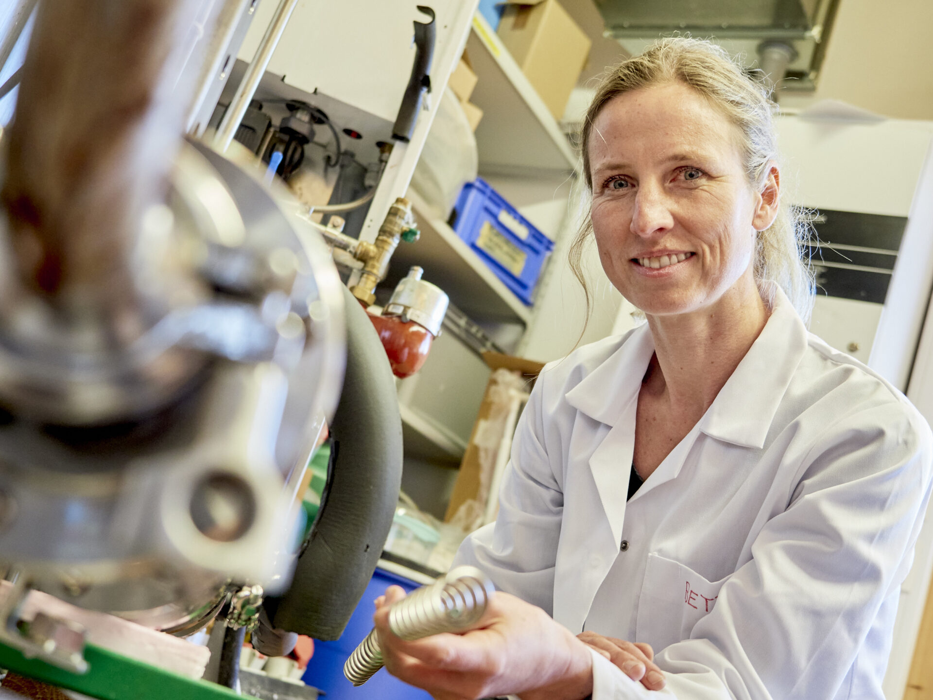 Einblick in ein Labor mit Forscherin im Vordergrund