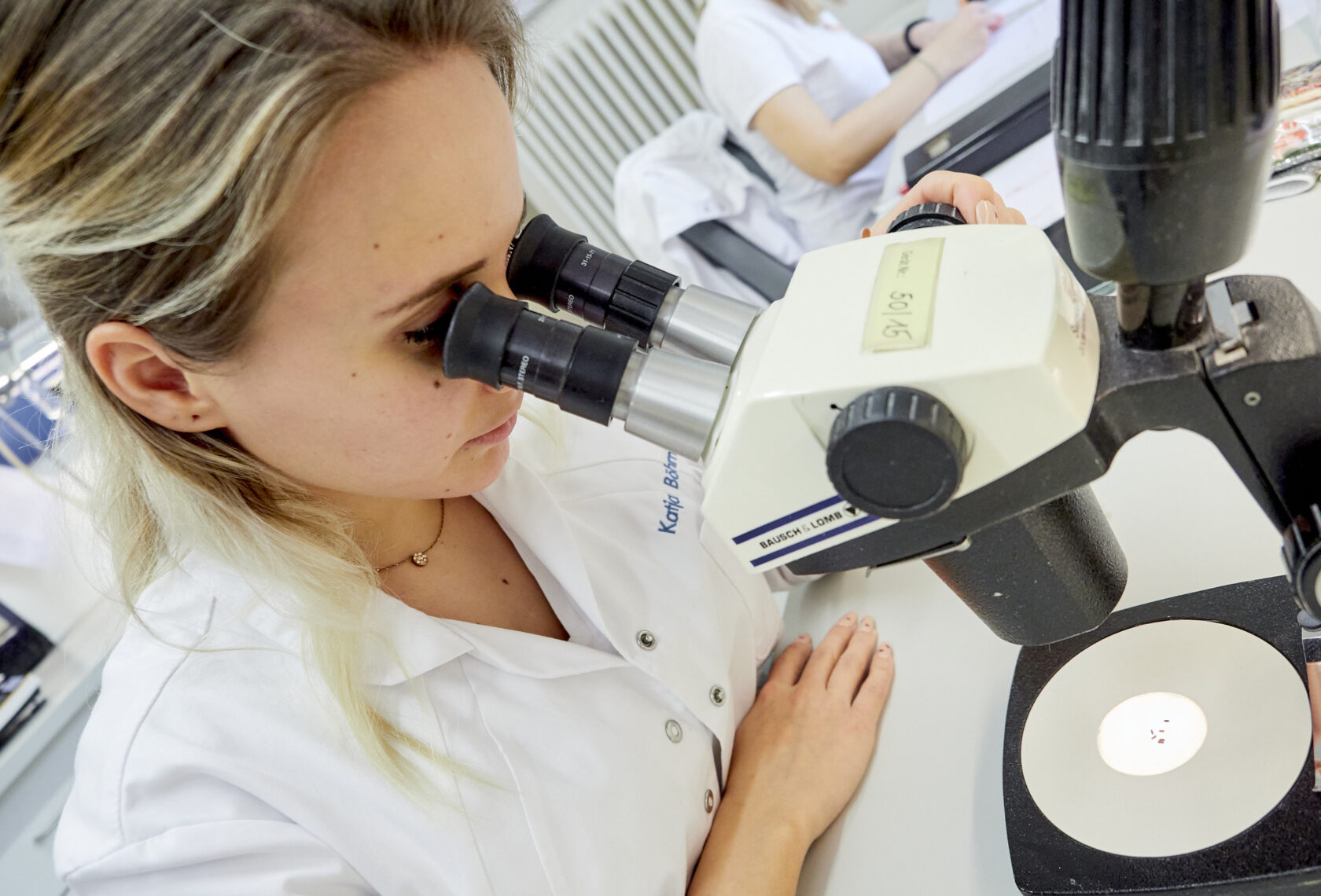 Forscherin am Mikroskop