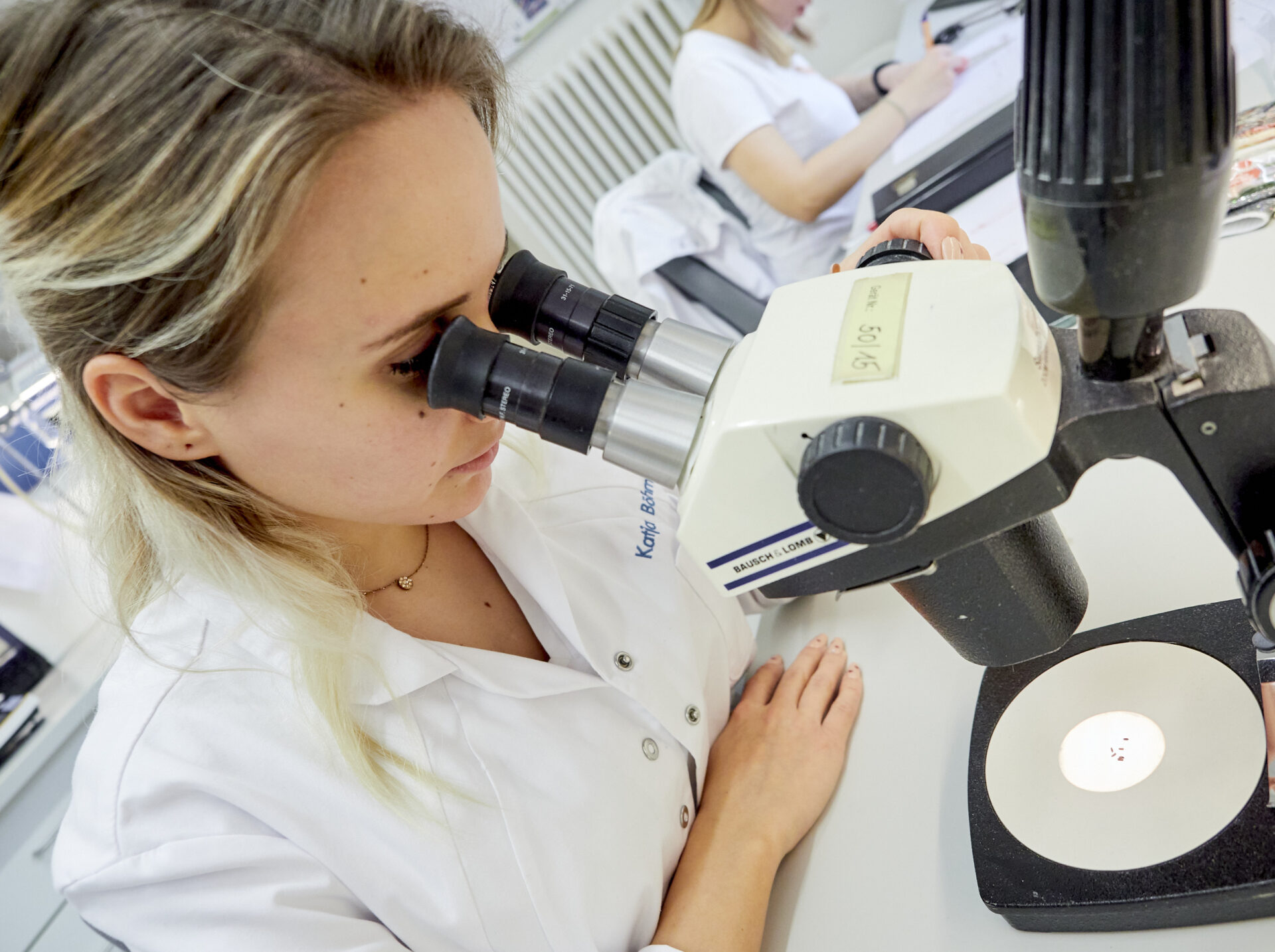 Forscherin am Mikroskop