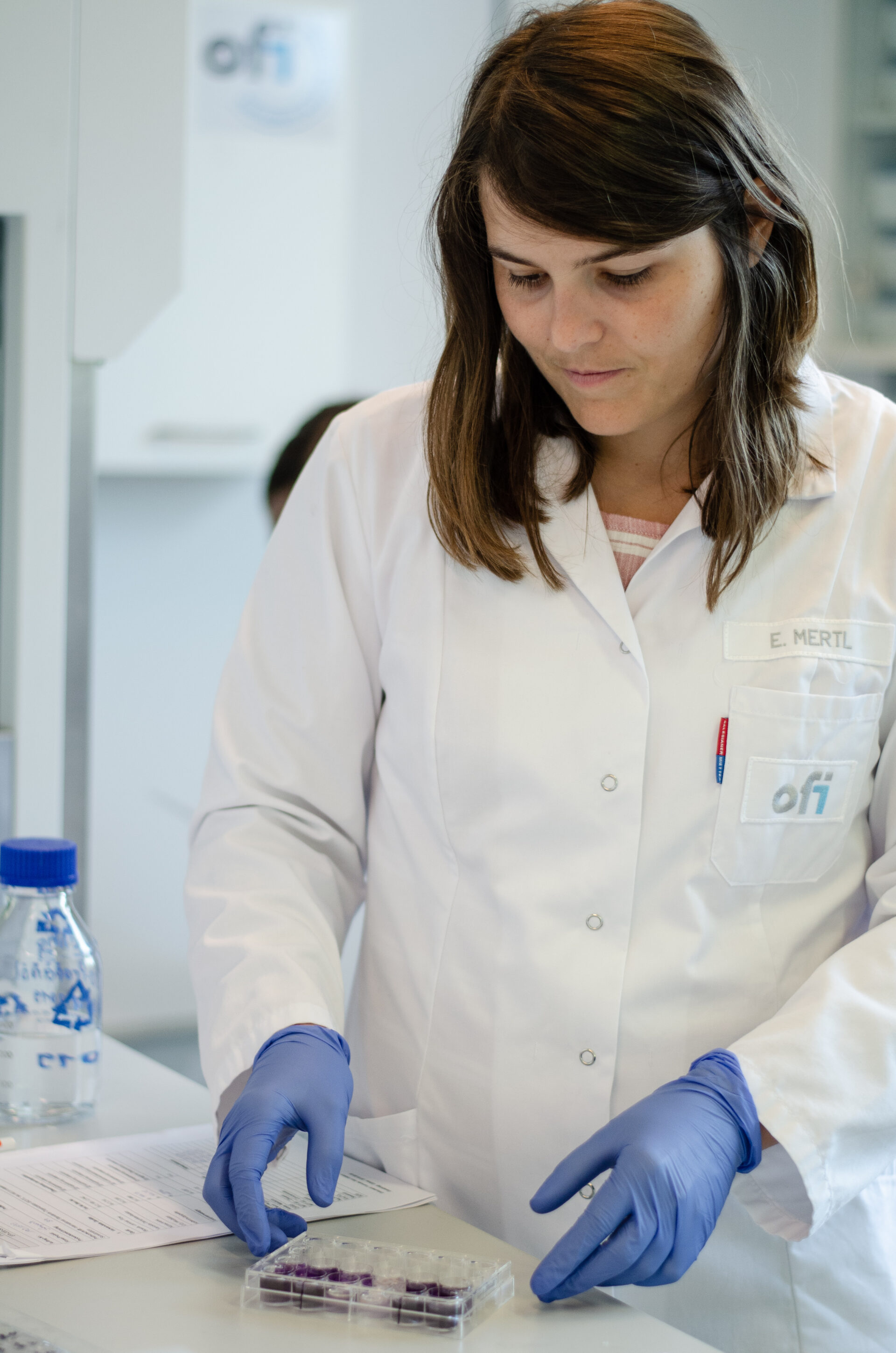 Sicherheit für 3D-gedruckte Medizinprodukte Forscherin mit Proben im Labor