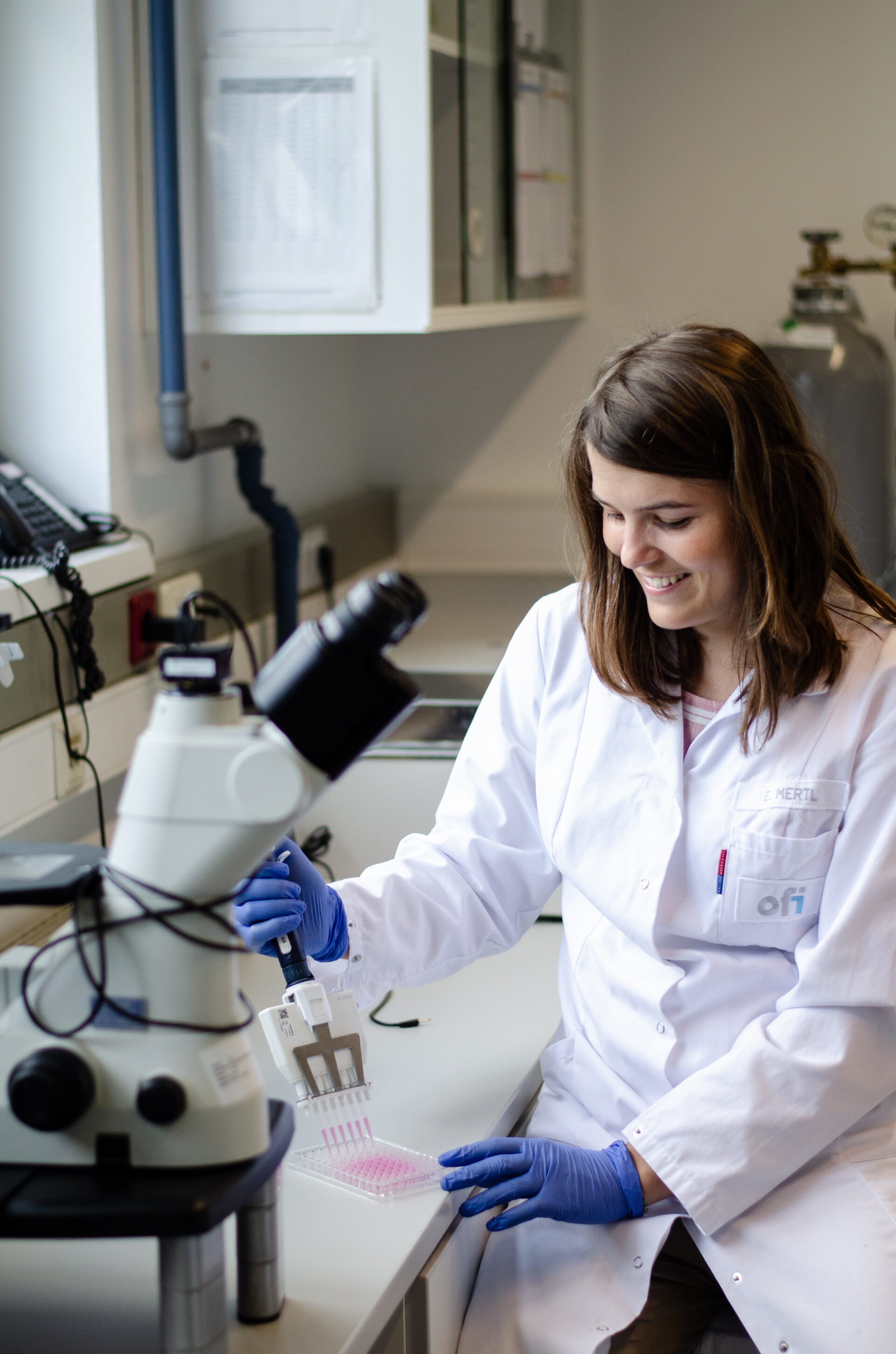 Laboranalytik Forscherin beim Pipettieren im Labor