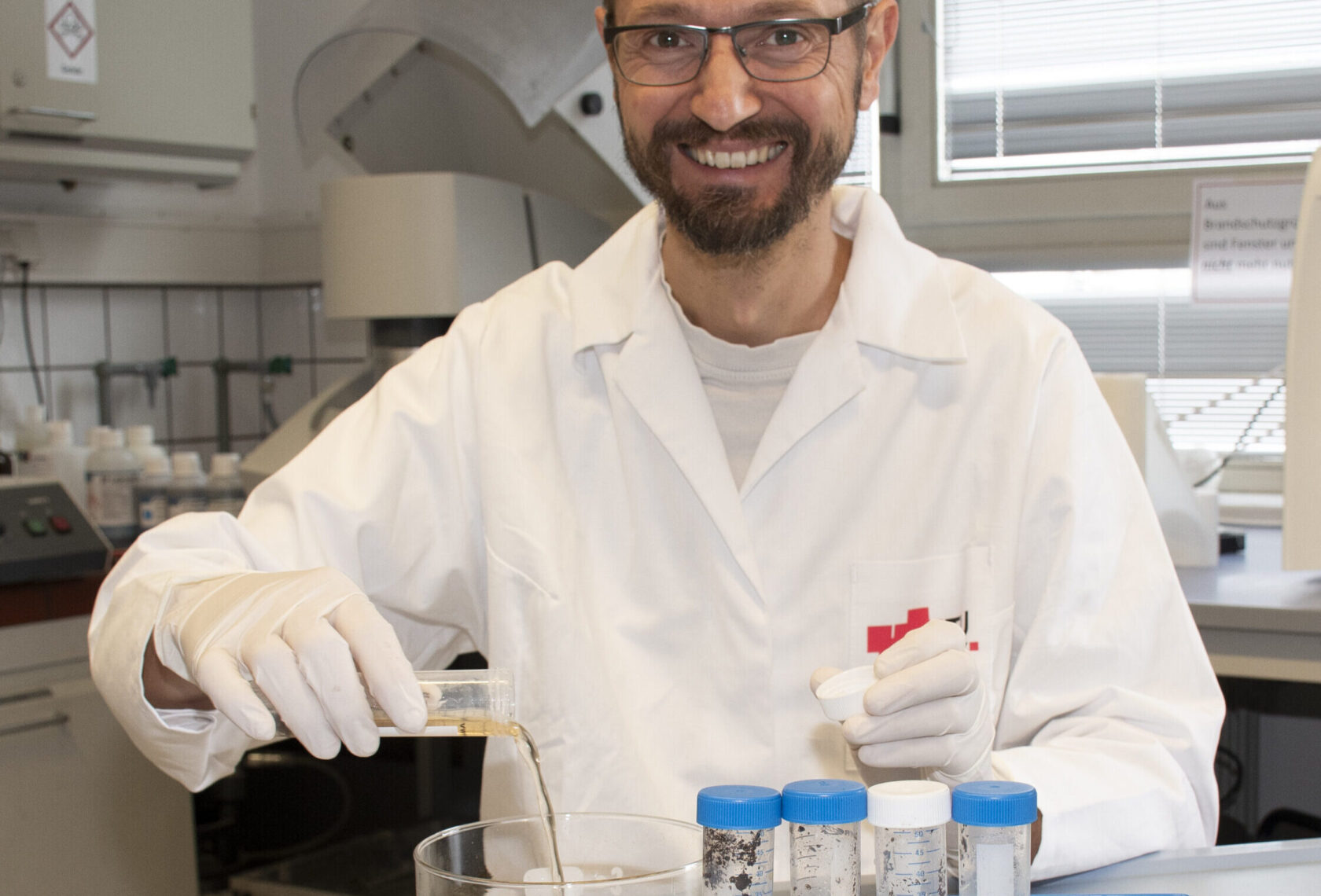Forscher mit Substratproben im Labor