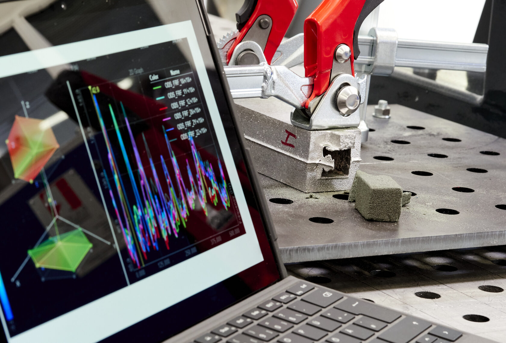 Simulation eines Gussbauteils auf einem Laptop