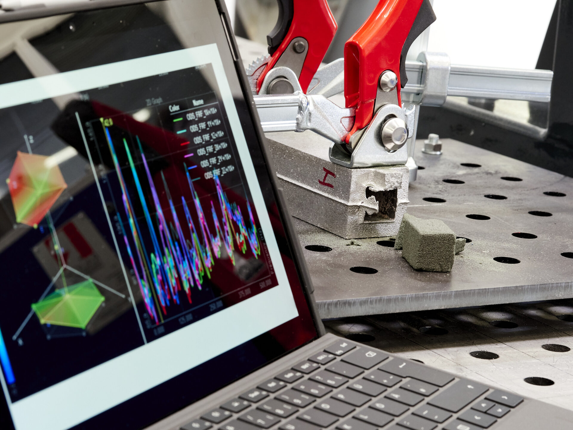 Simulation eines Gussbauteils auf einem Laptop