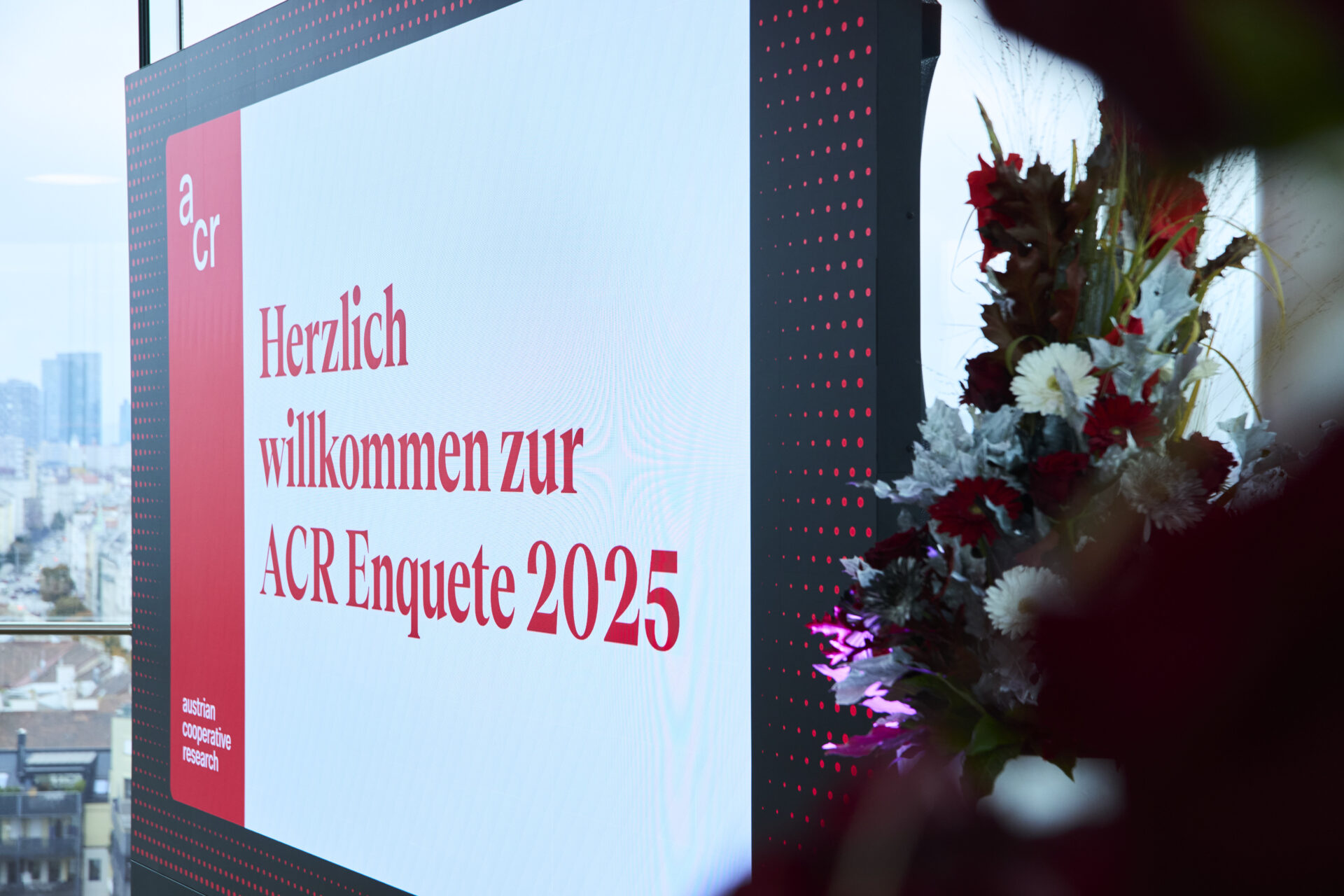Leinwand mit Blumen im Vordergrund