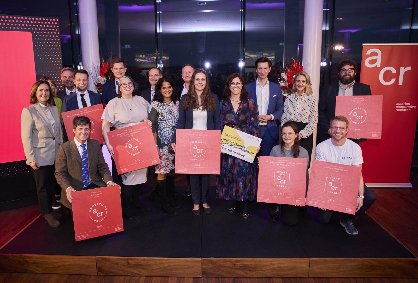 Gruppenfoto auf der Bühne bei einer Preisverleihung