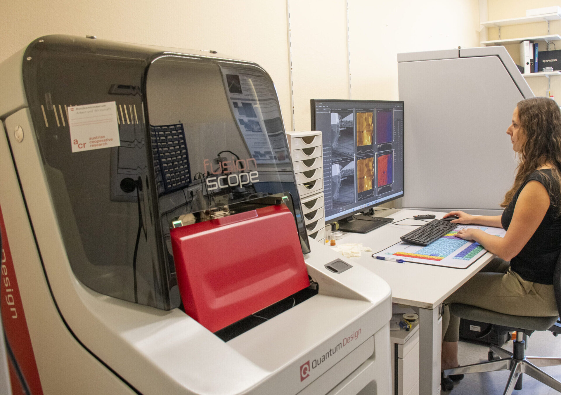 Forscherin bei der Probenanalyse vor einem Bildschirm
