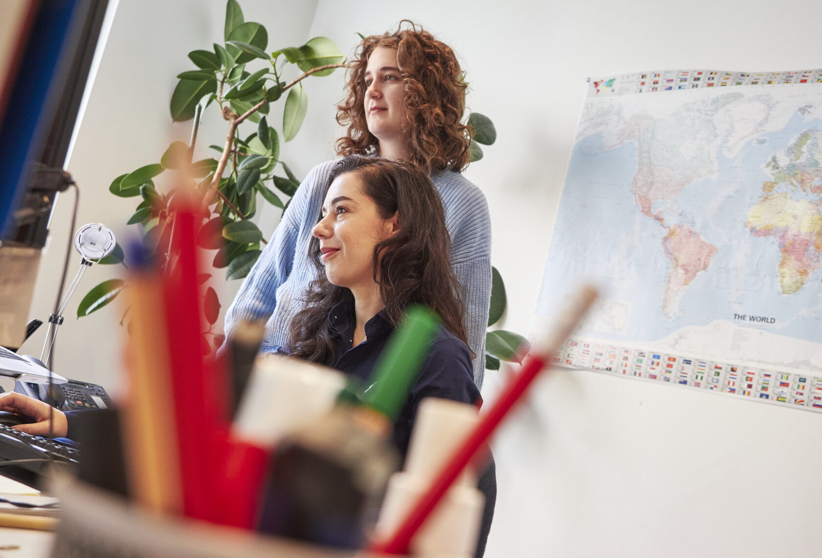 Zwei Forscherinnen vor einem Bildschirm