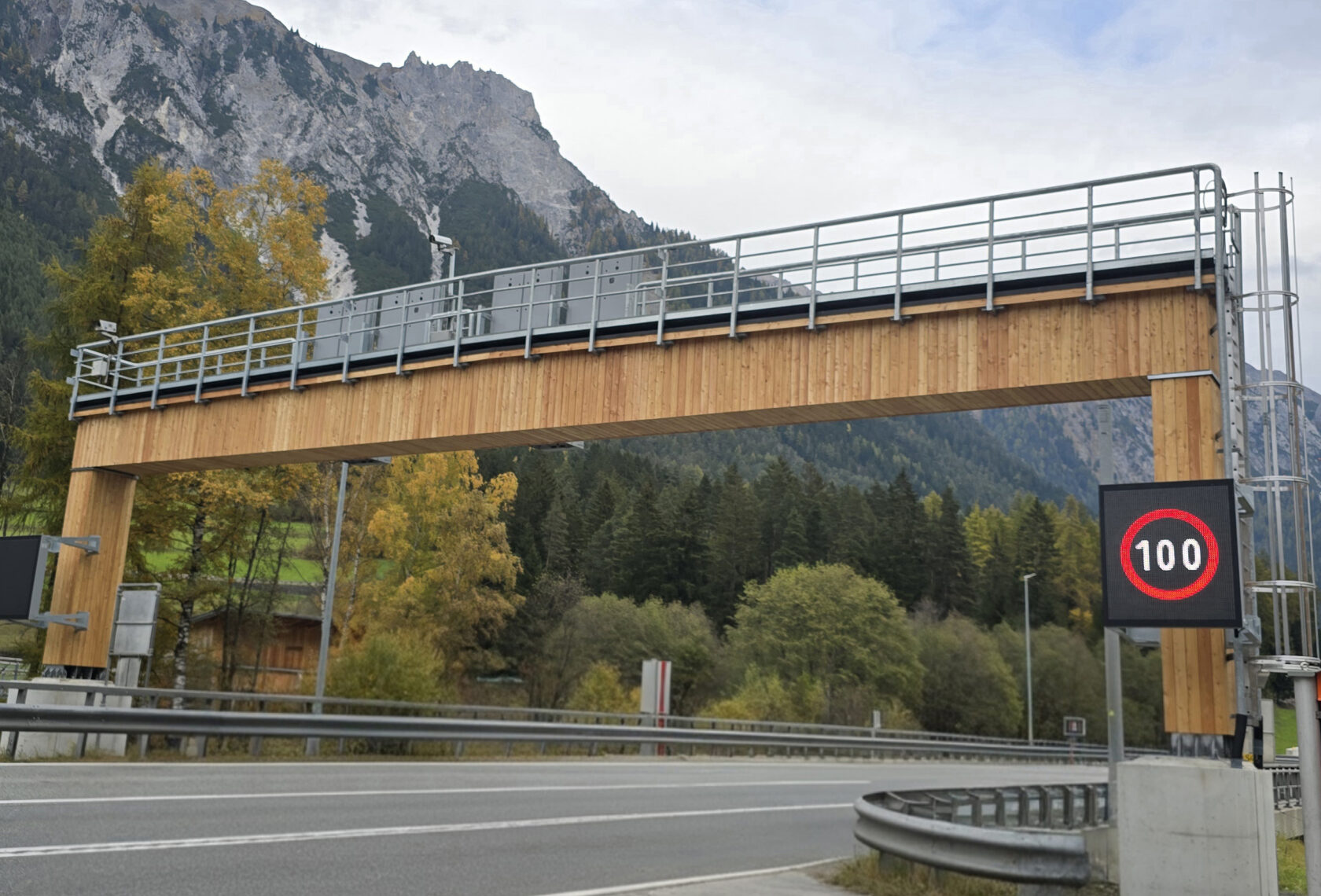 Überkopfwegweiser aus Holz auf einer Autobahn