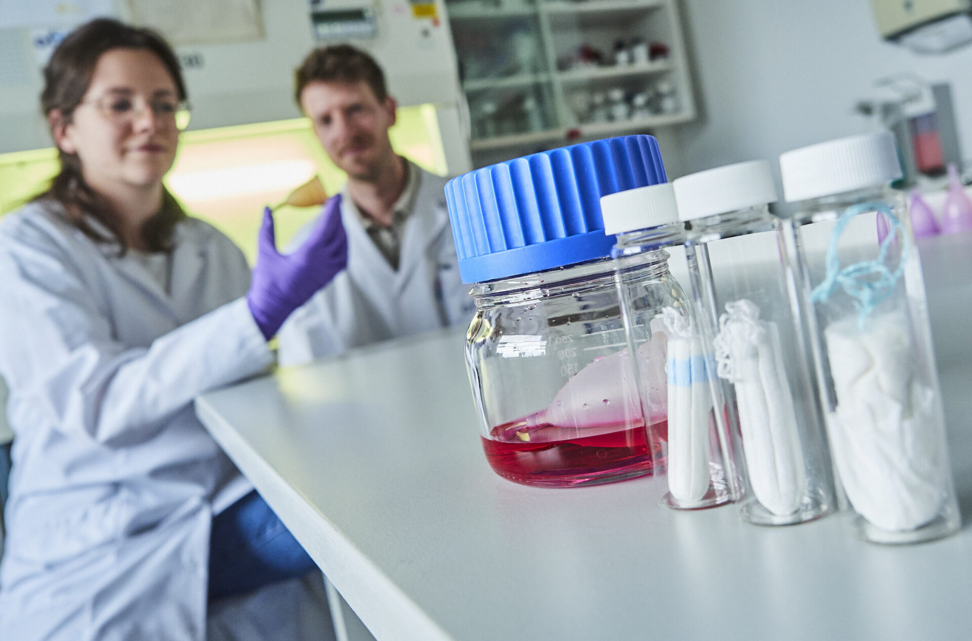 Zwei Forscher*nnen im Labor