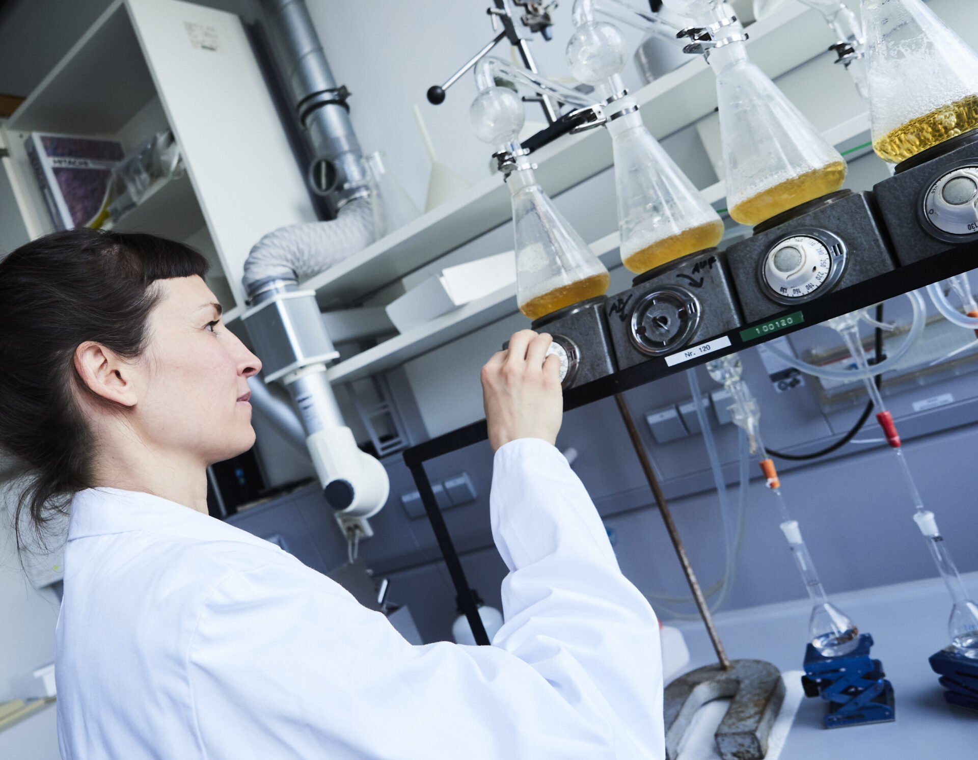 Forscherin bei der Arbeit mit Extrakten im Labor