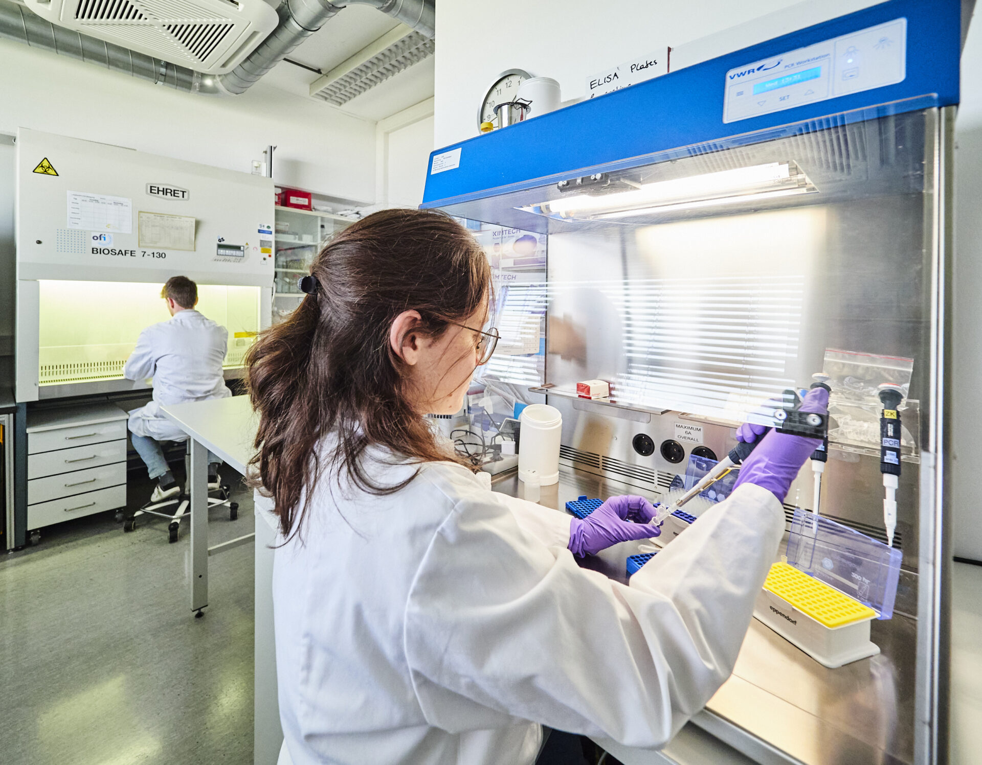Forscherin beim Pipettieren im Labor
