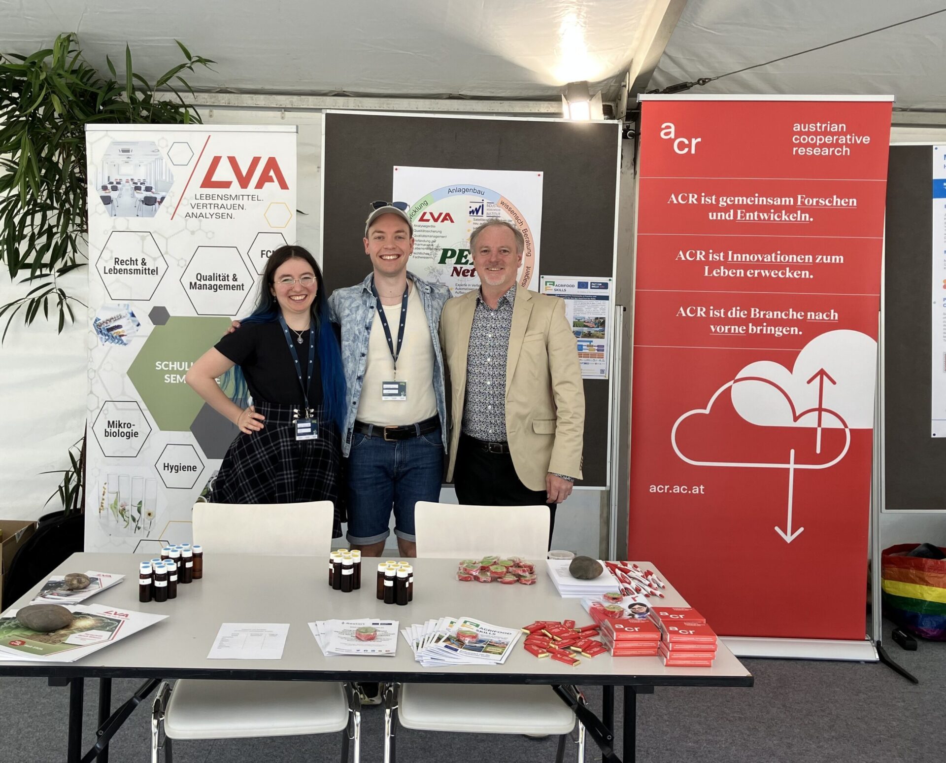 Gruppenfoto mit Roll-ups im Hintergrund