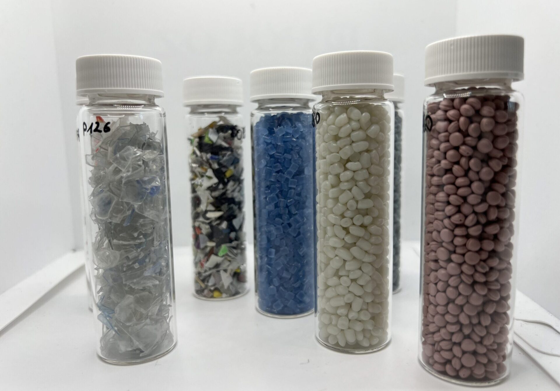 Bunte Kunststoffteilchen in Phiolen