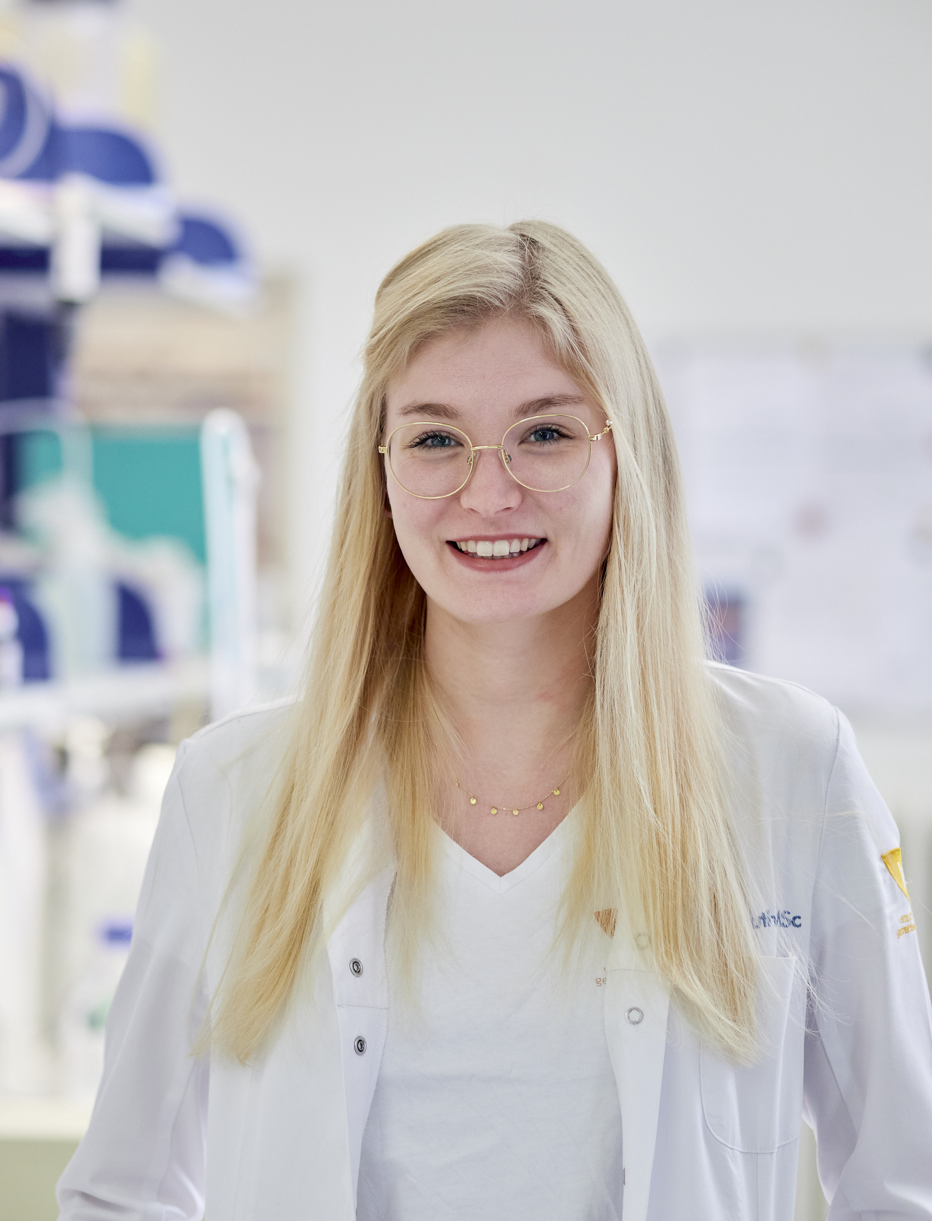 Forscherin im Labormantel