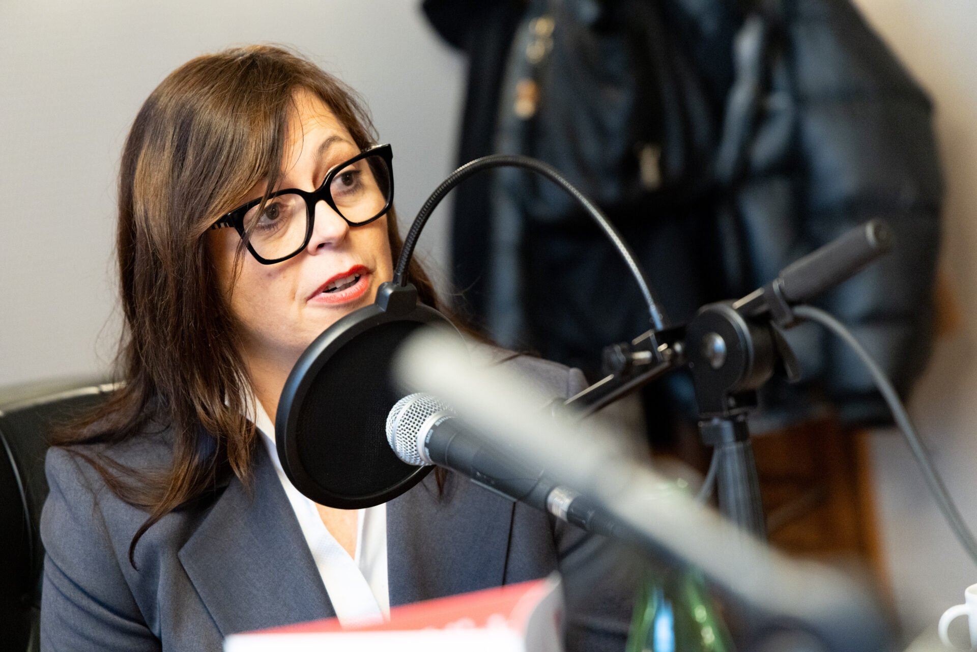 Frau vor einem Mikrofon