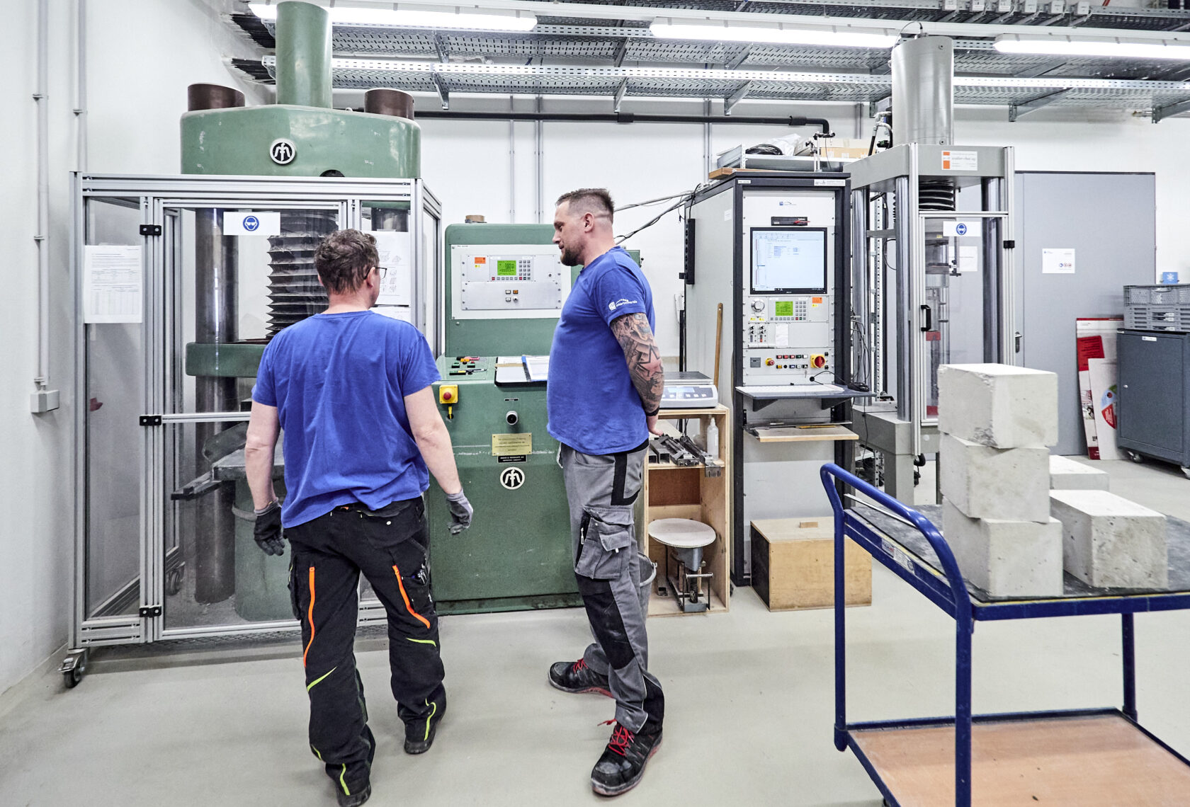 Zwei Facharbeiter im Betonlabor