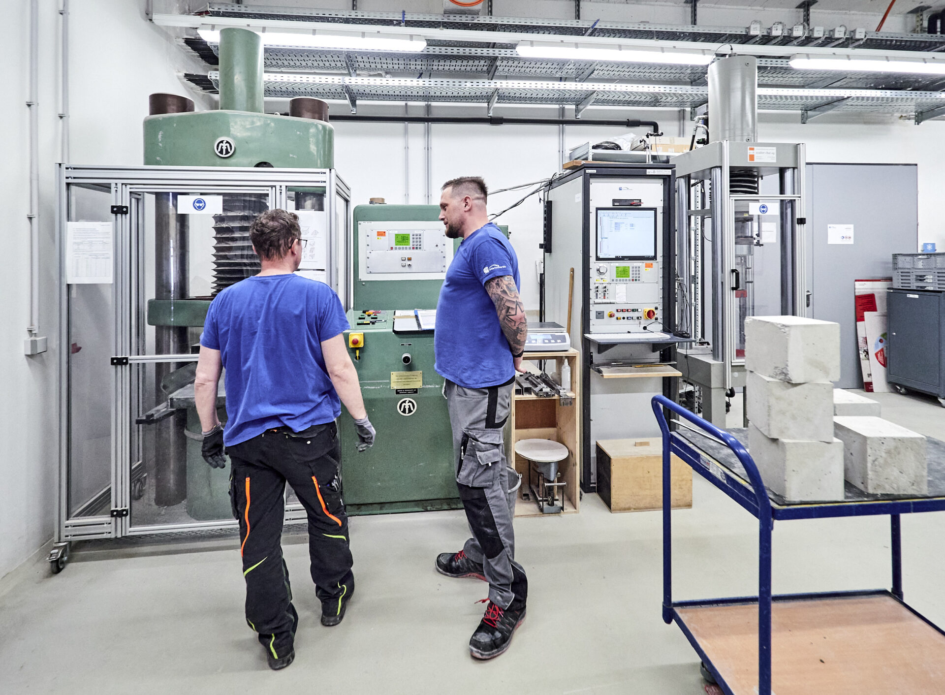 Zwei Facharbeiter im Betonlabor