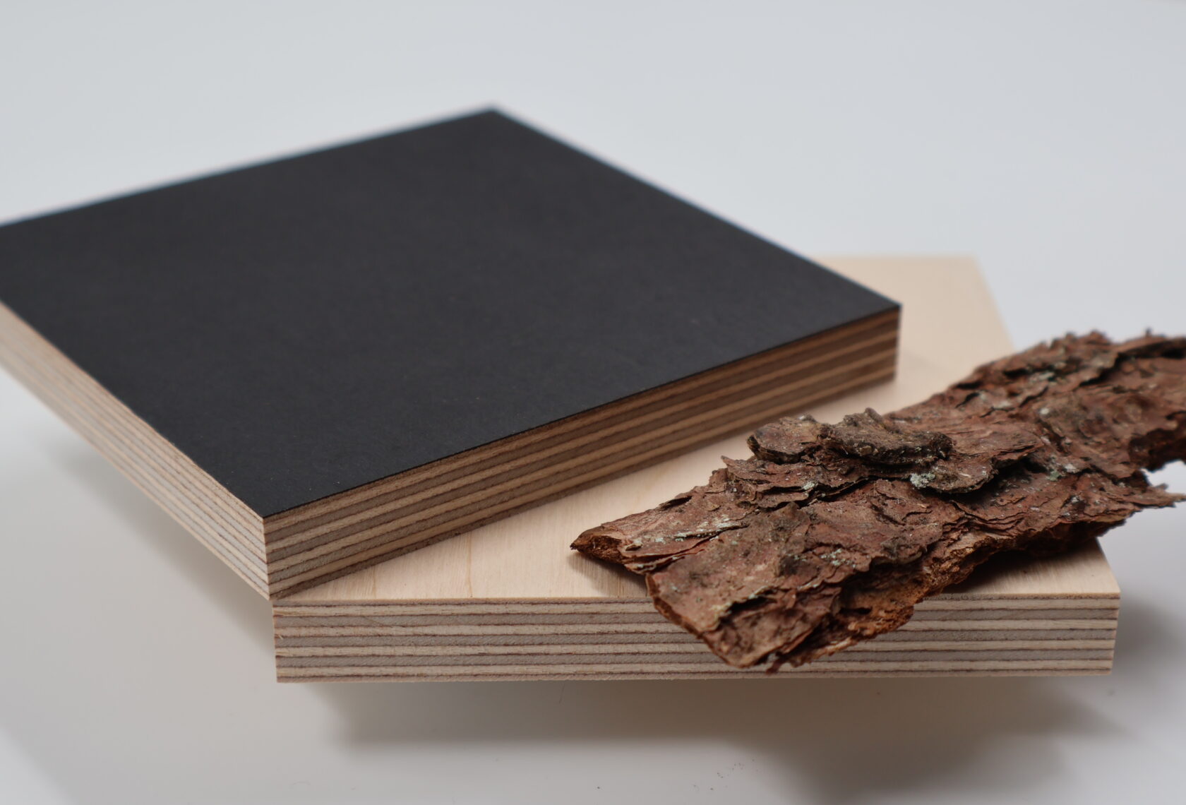 Baumrinde neben Holzbauteil
