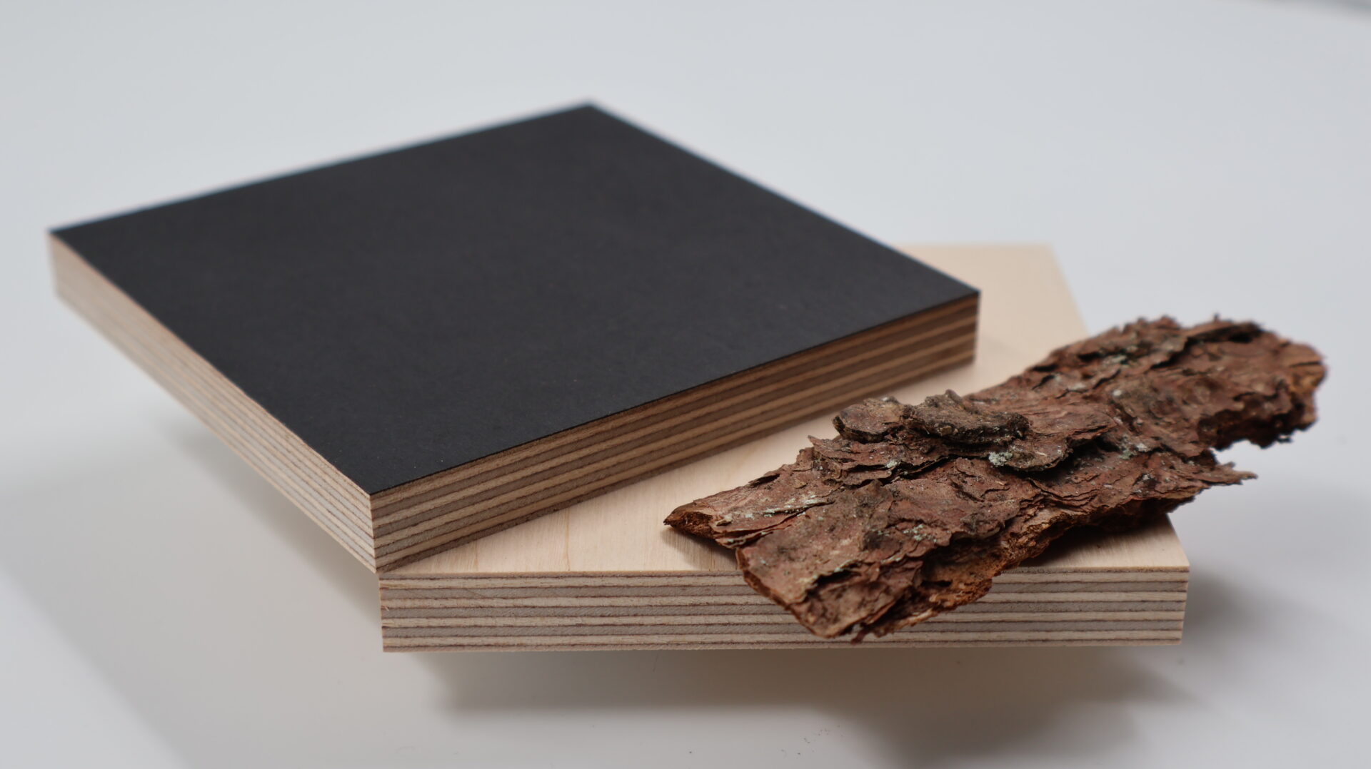 Baumrinde neben Holzbauteil