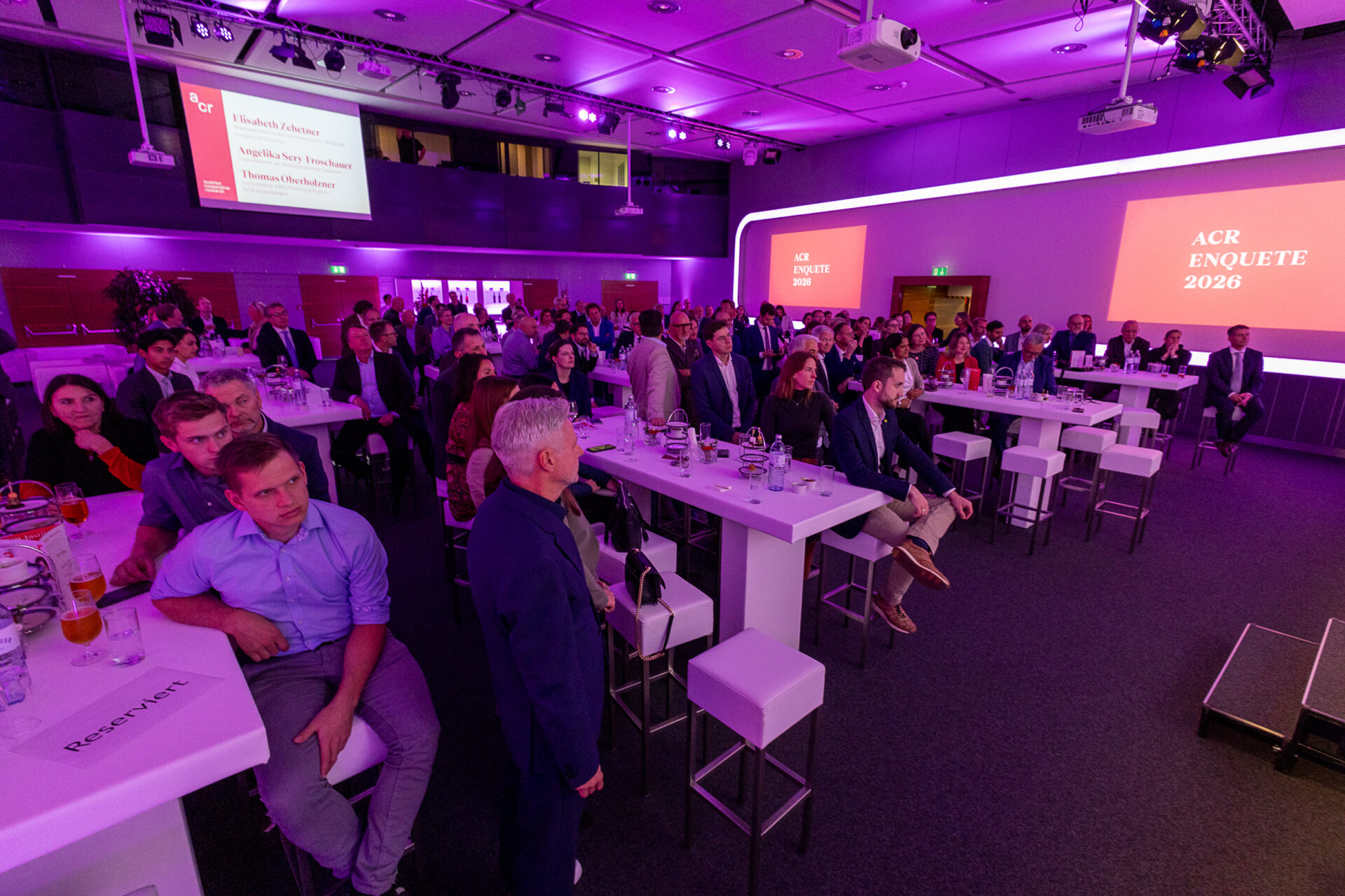 Blick in einen gut gefüllten Veranstaltungssaal