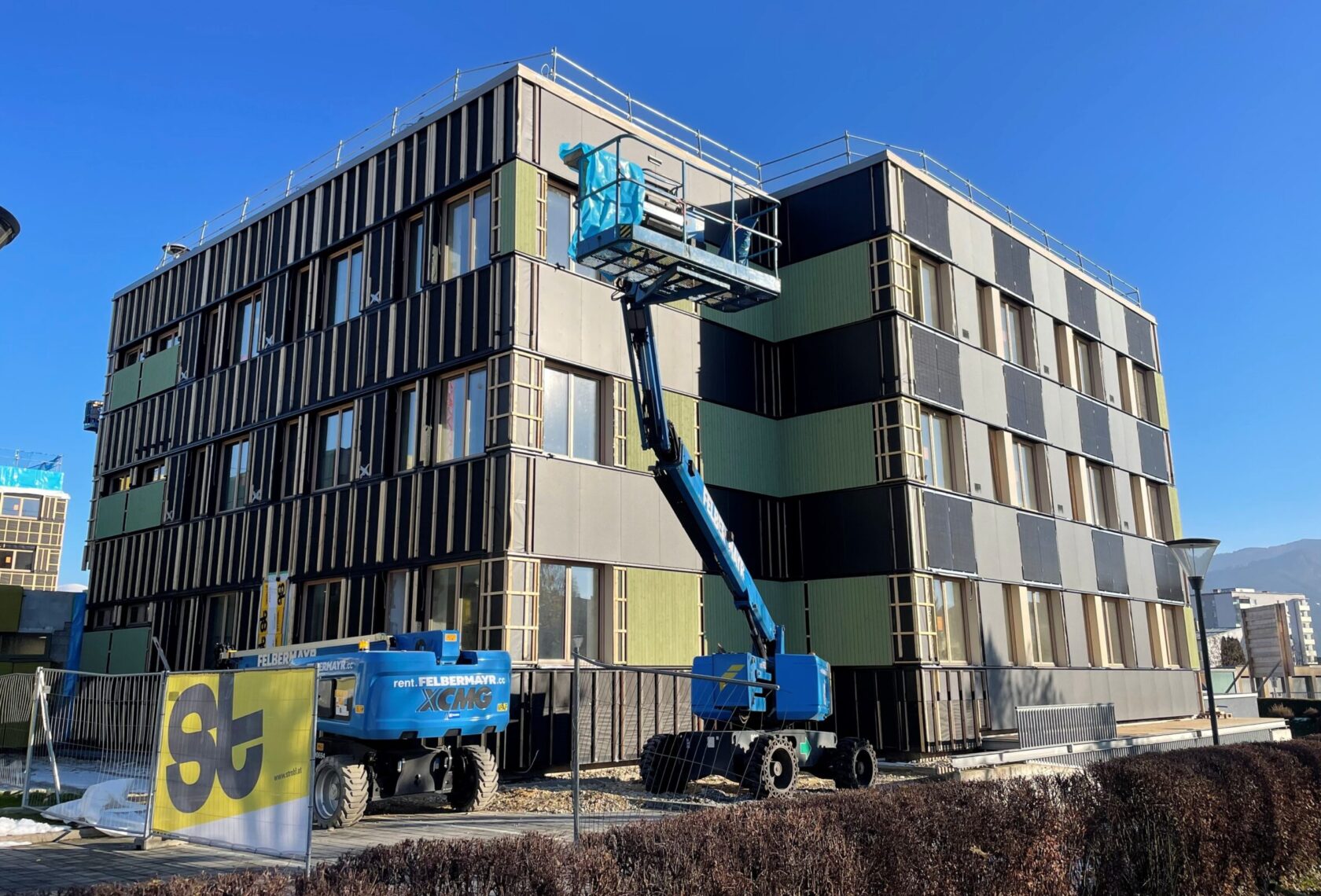 Gebäude mit Baukränen im Vordergrund