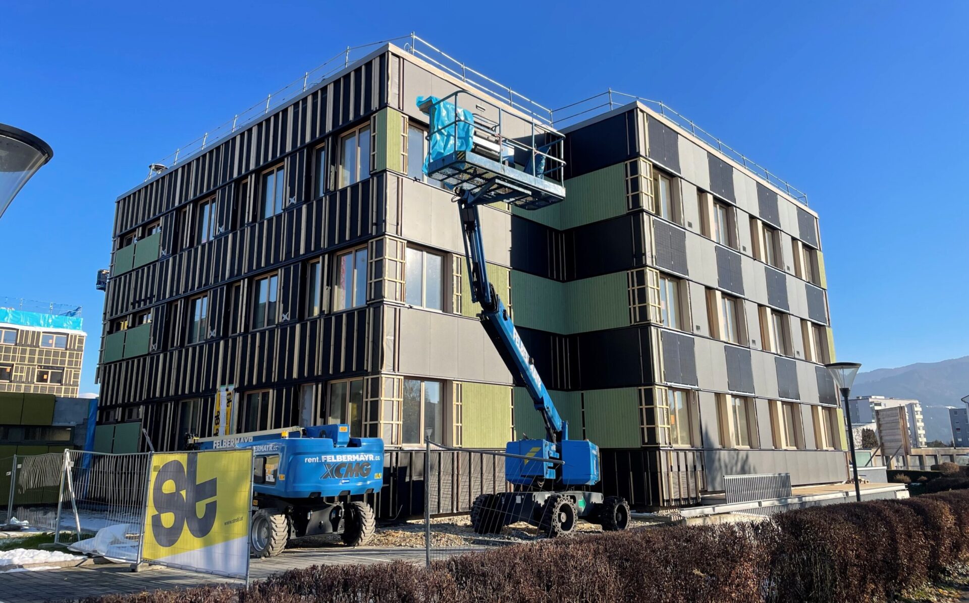Gebäude mit Baukränen im Vordergrund